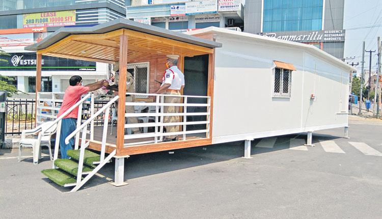 పోలీసులకు రక్షణగా మొబైల్‌ హౌస్‌