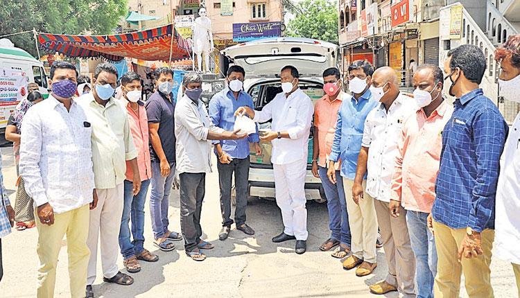 నిరుపేదల ఆకలి తీరుస్తాం