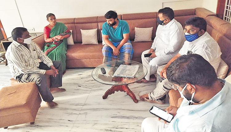 మాజీ కార్పొరేటర్‌ కుటుంబానికి ఎమ్మెల్యే పరామర్శ