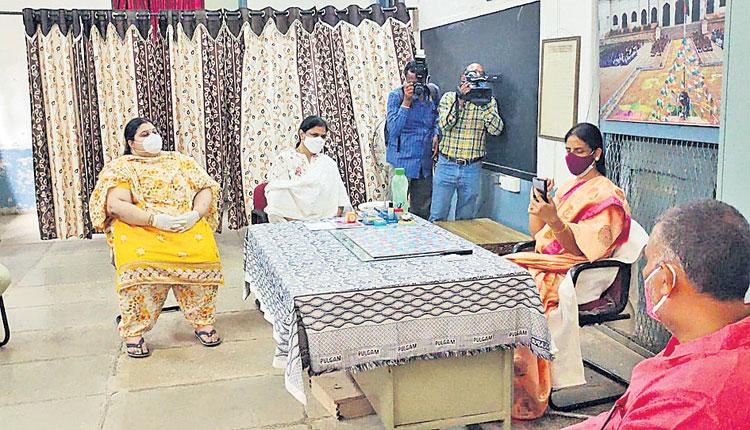 విద్యార్థులను అన్ని విధాలుగా అదుకుంటాం..