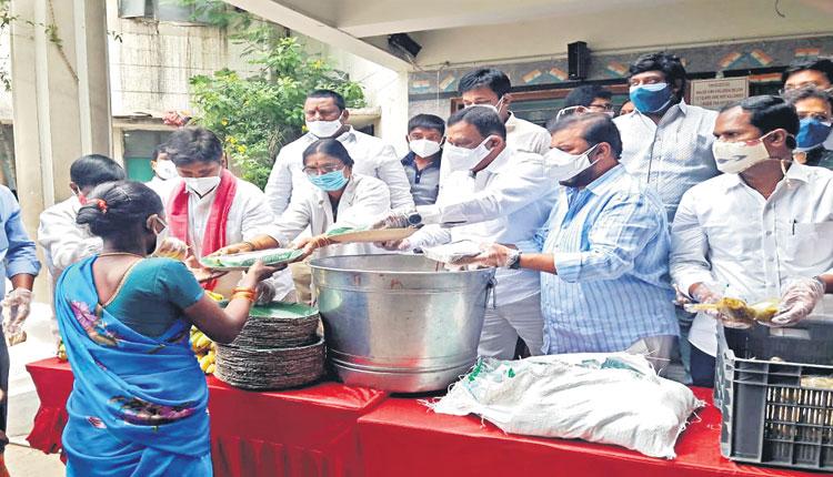 రోగి సహాయకులకు ఆహారం పంపిణీ