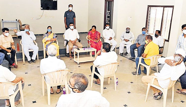 పల్లెల్లో స్వచ్ఛంద లాక్‌డౌన్‌