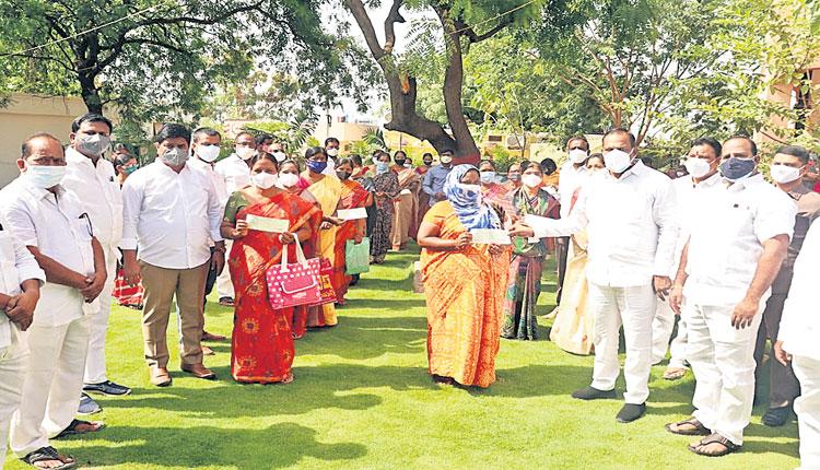 సంక్షోభంలోనూ ఆగని సంక్షేమం