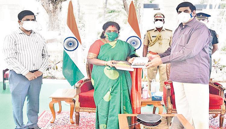 గవర్నర్‌ను కలిసిన జేఎన్‌టీయూహెచ్‌ వర్సిటీ వీసీ