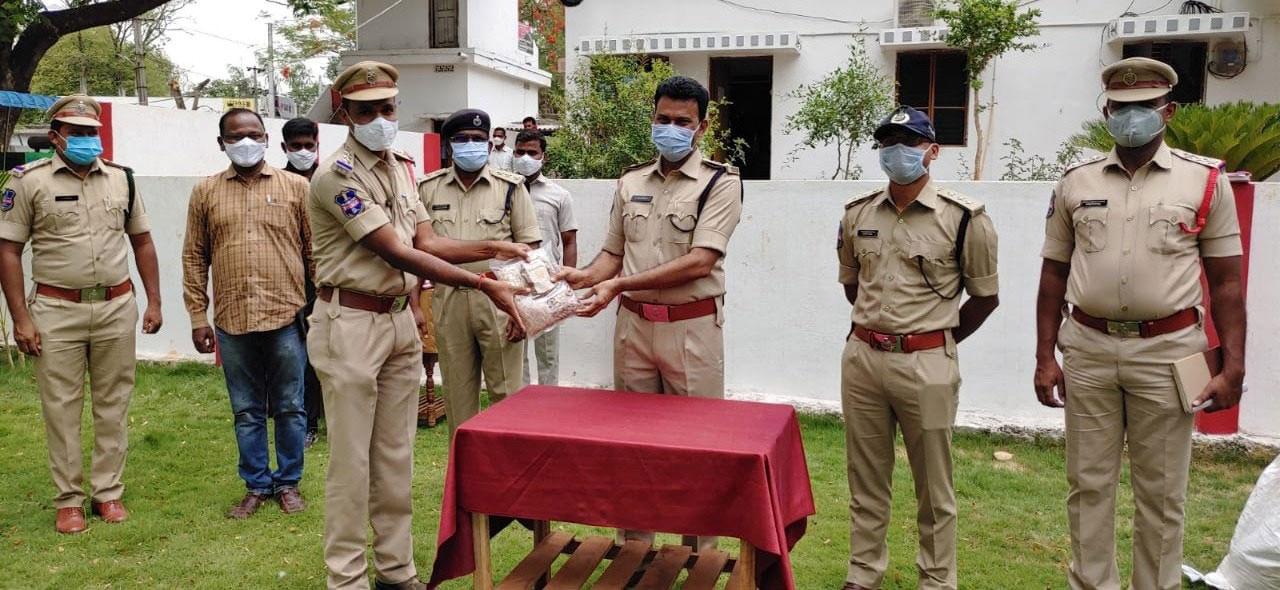 మానసిక ధైర్యం పెంపొందించుకోవాలి