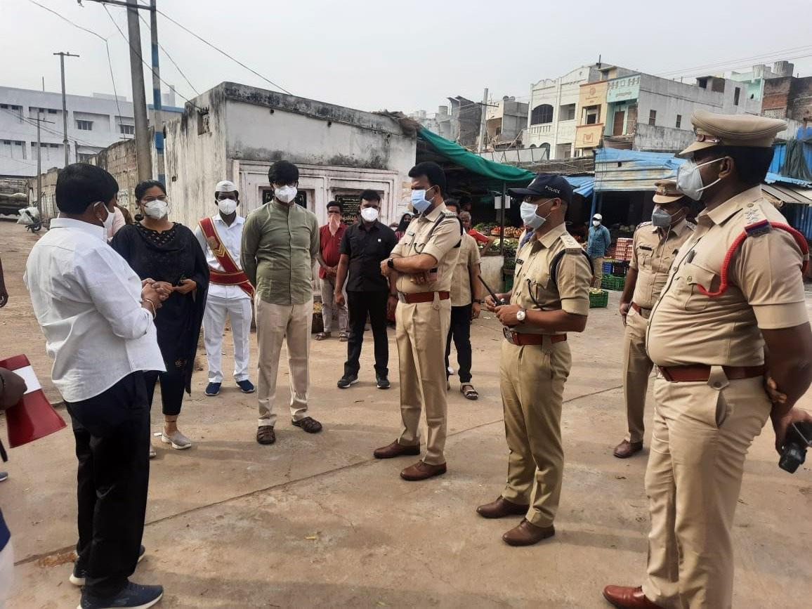 అధిక ధరకు విక్రయించొద్దు