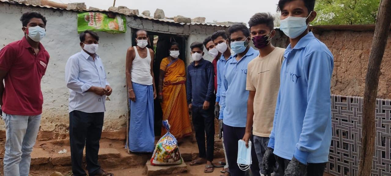 కరోనా బాధితులకు దాతల సాయం