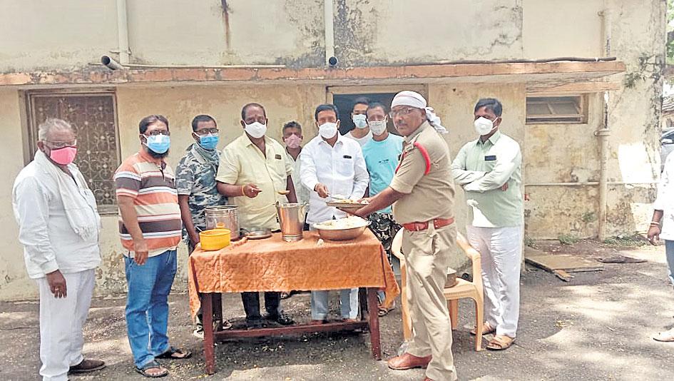 లాక్డౌన్లో పోలీసుల సేవలు ప్రశంసనీయం