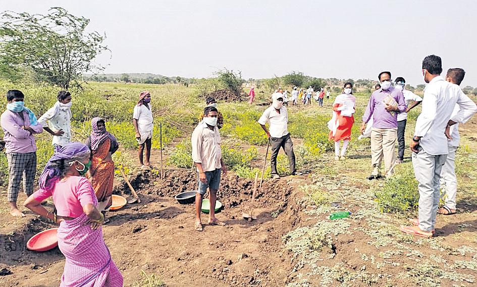 ఉపాధి పనులను పరిశీలించిన ఎంపీడీవో