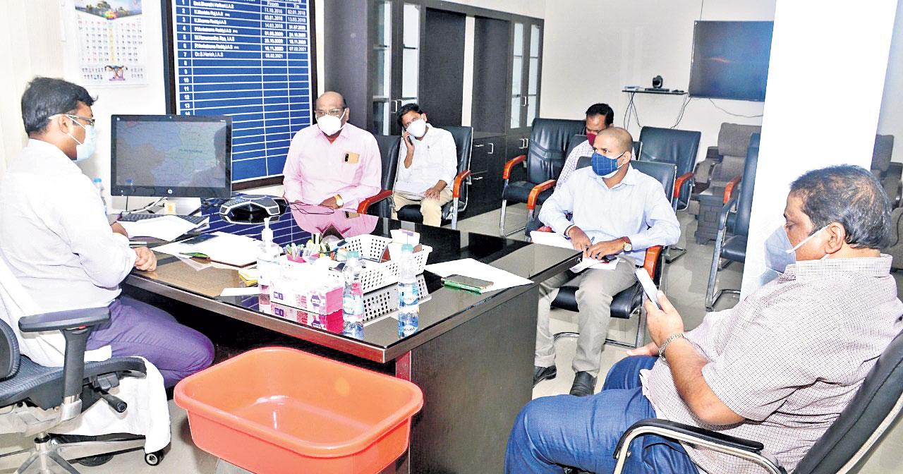 సూపర్‌ స్ప్రెడర్లకు మూడు రోజులు టీకా