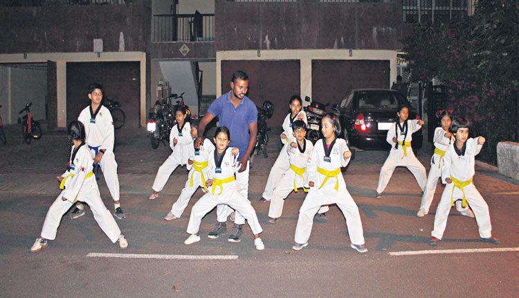 మహిళల రక్షణే యువకుడి లక్ష్యం