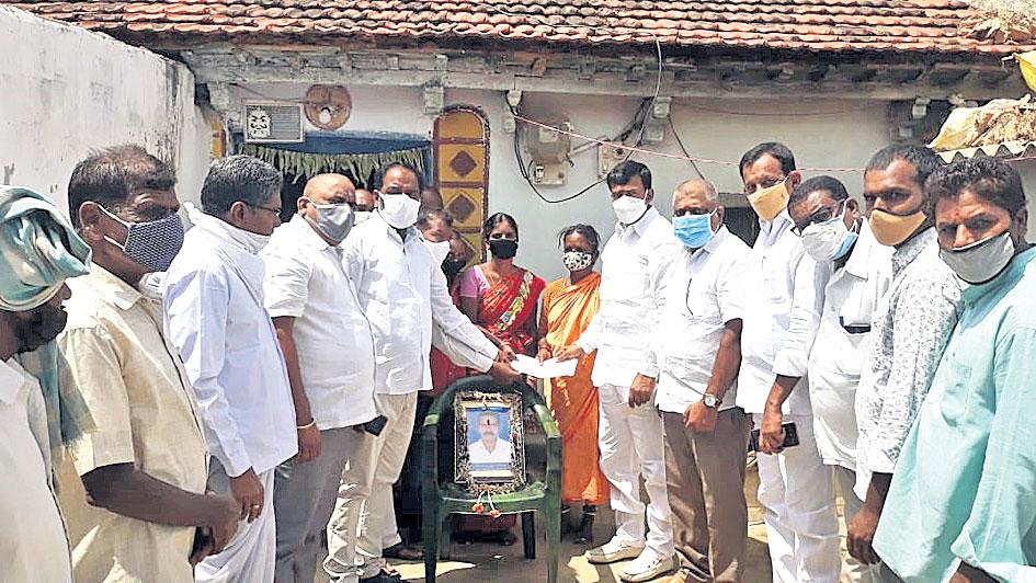 కార్యకర్తలకు ప్రభుత్వం అండ