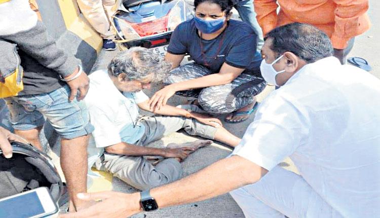 మానవత్వం చాటుకున్న ఎమ్మెల్యే