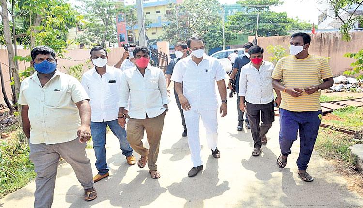 అధిక చార్జీలు వసూలు చేస్తే సీజ్‌ చేస్తాం