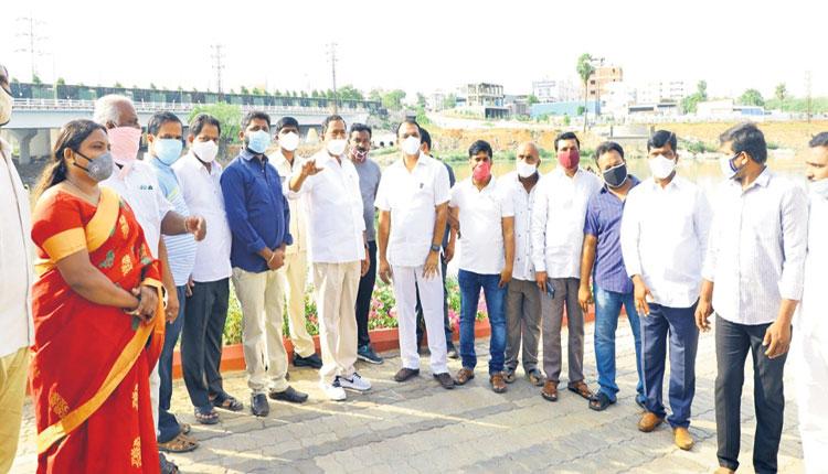 చిన్నారులకు పార్కు ఏర్పాటు చేయాలి