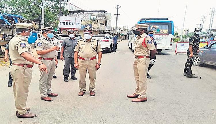 పరిశీలించి.. అభినందించి..