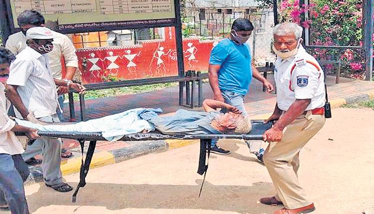 నిస్సహాయ స్థితిలో ఉన్న వృద్ధుడికి చేయూత