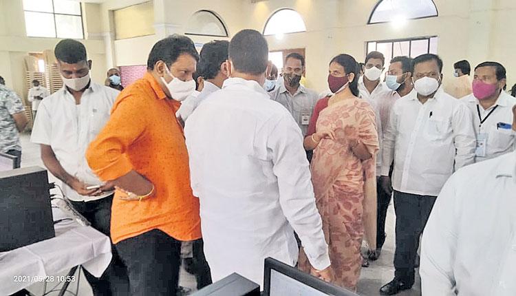 నిత్య సేవకులకు వ్యాక్సినేషన్‌