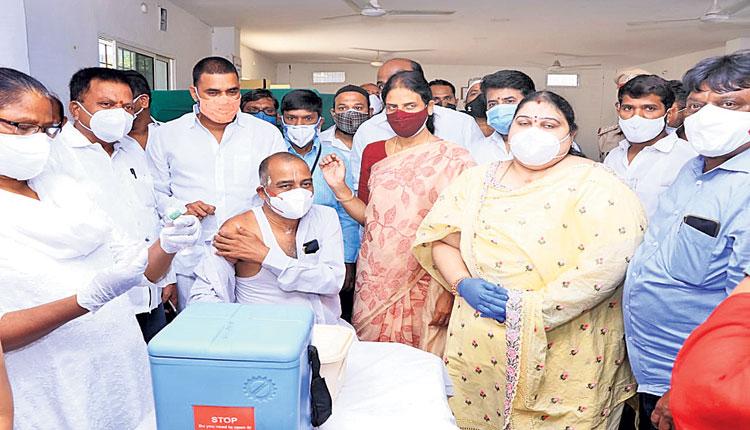 ప్రతి జర్నలిస్టూ టీకా వేయించుకోవాలి