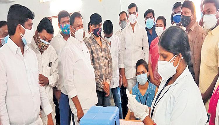 వైరస్‌ కట్టడికి వ్యాక్సినేషన్‌