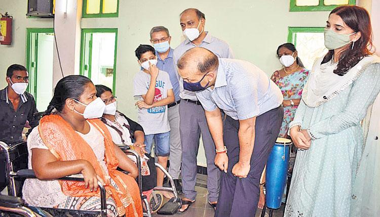 అనాథలను ఆదుకోవాలి..