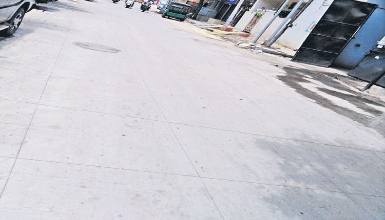 అద్దంలా కాచిగూడ రోడ్లు