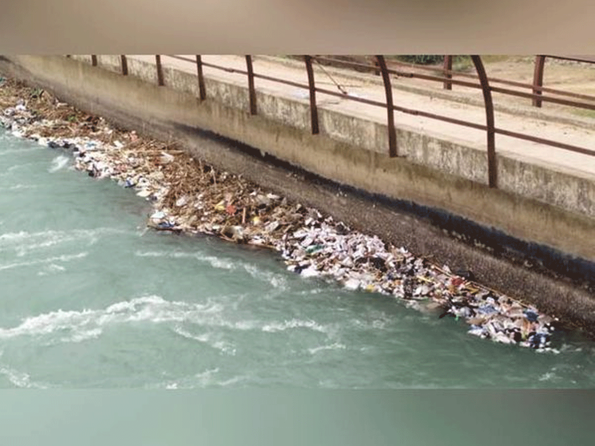 కాలువ‌లో రెమ్‌డెసివిర్ ఇంజెక్ష‌న్లు.. 671 వ‌య‌ల్స్ స్వాధీనం