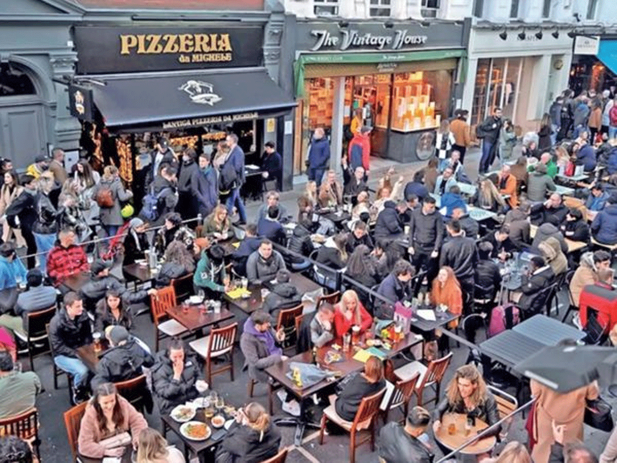 బ్రిటన్ అన్‌లాక్ : క‌ల‌క‌ల‌లాడుతున్న‌ ఎయిర్‌పోర్ట్స్‌, రెస్టారెంట్స్