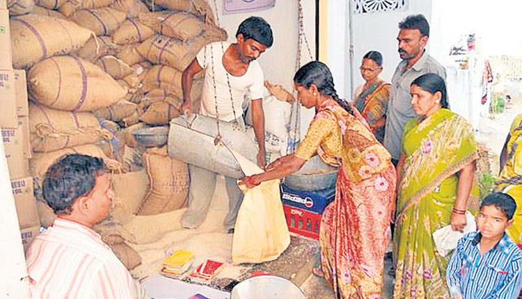 పాత పద్ధతిలో రేషన్‌ పంపిణీ