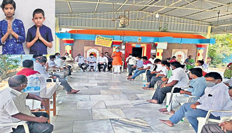 అనాథలను అక్కున చేర్చుకున్న ఊరి పెద్దలు