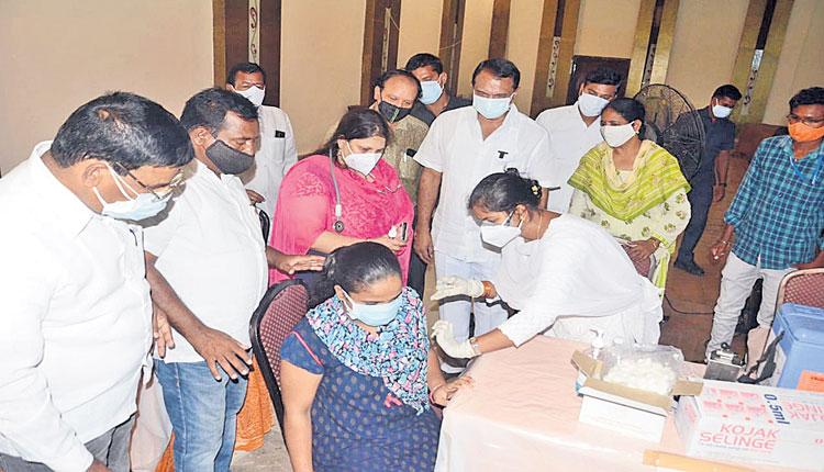 నిత్య సేవకులకు.. నిర్విరామంగా టీకా..