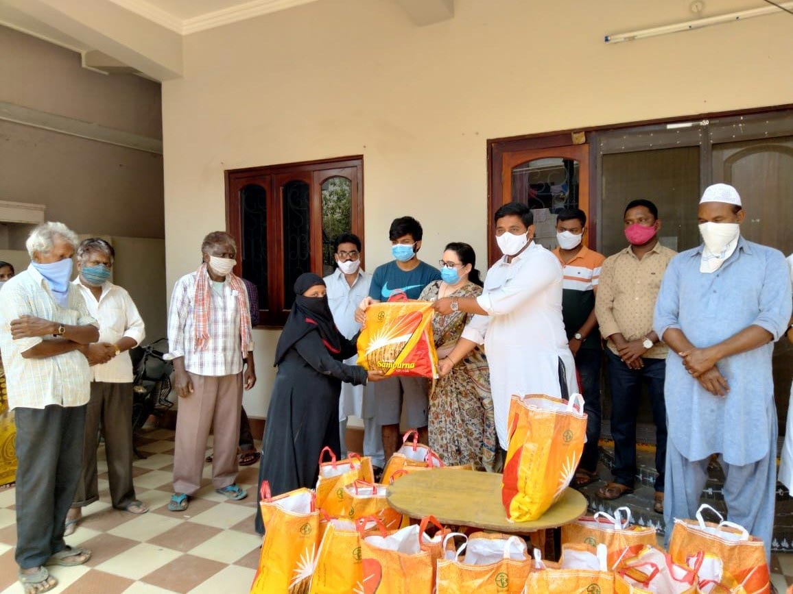 నిత్యావసర సరుకుల పంపిణీ