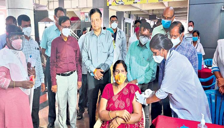 ఆర్టీసీ ఉద్యోగులంతా టీకాలు తీసుకోవాలి