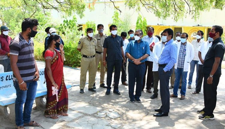 పాజిటివ్‌ వచ్చిన వారి ఆరోగ్య పరిస్థితిని పర్యవేక్షించాలి