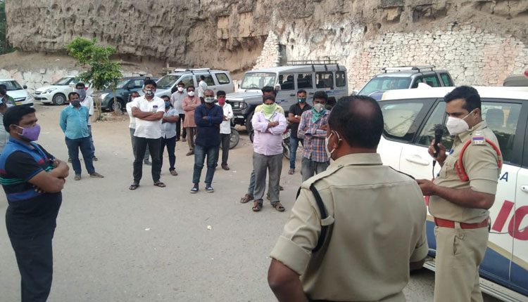 స్వచ్ఛందంగా లాక్‌డౌన్‌