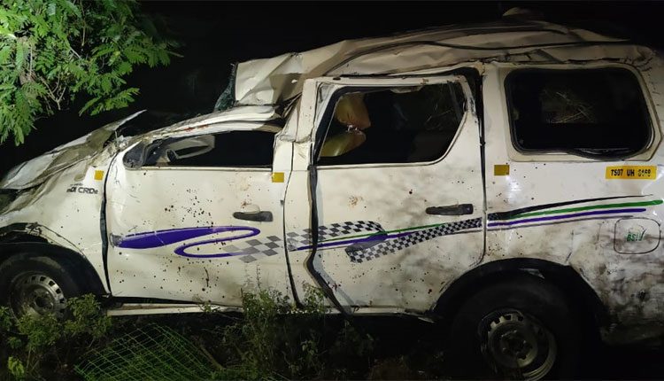 బర్రెలను ఢీకొట్టిన కారు ఇద్దరు దుర్మరణం