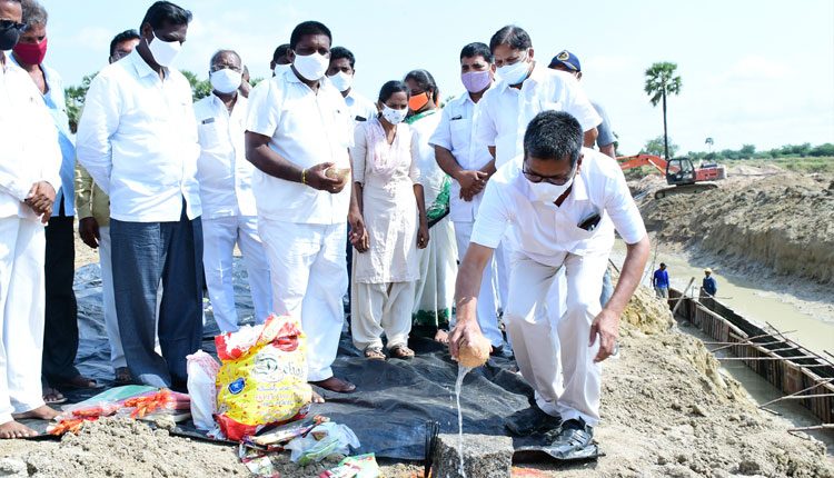 చెక్‌డ్యామ్‌ల నిర్మాణంతో దండిగా వ్యవసాయం