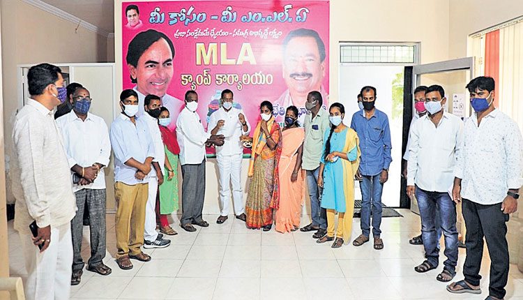 కాలనీల సమగ్రాభివృద్ధికి కృషి : ఎమ్మెల్యే బేతి