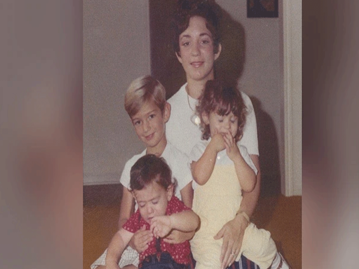 అప్ప‌ట్లో అమ్మ‌తో ఇప్ప‌టి బిలియ‌నీర్.. ఎవ‌రో తెలుసా..?