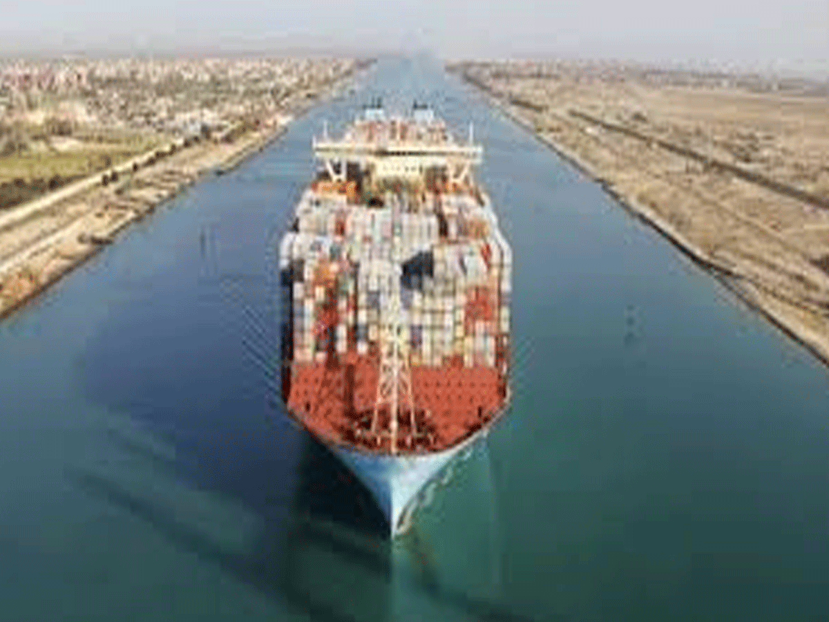 నౌక‌లు నిలిచిపోకుండా సూయెజ్ కాలువ‌లో ప‌నులు