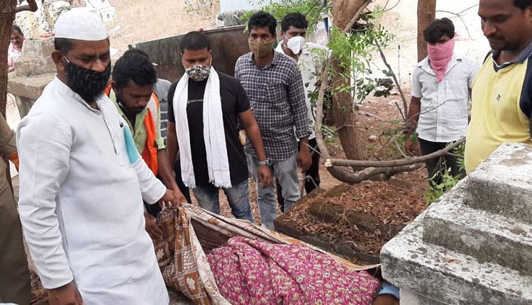 మానవత్వాన్ని చాటిన యువకులు