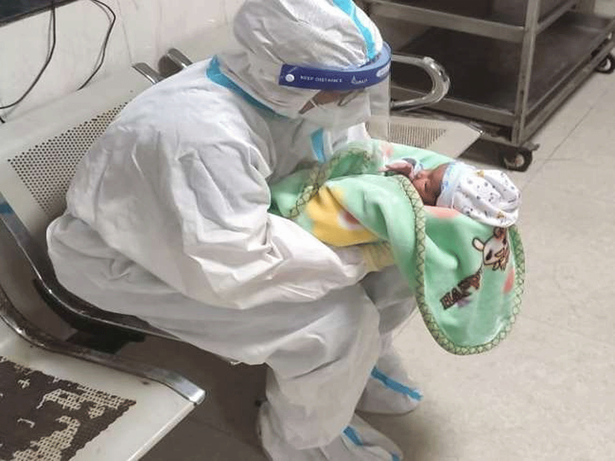 కొవిడ్ పాజిటివ్ శిశువుకు జ‌న్మ‌నిచ్చిన నెగెటివ్ త‌ల్లి