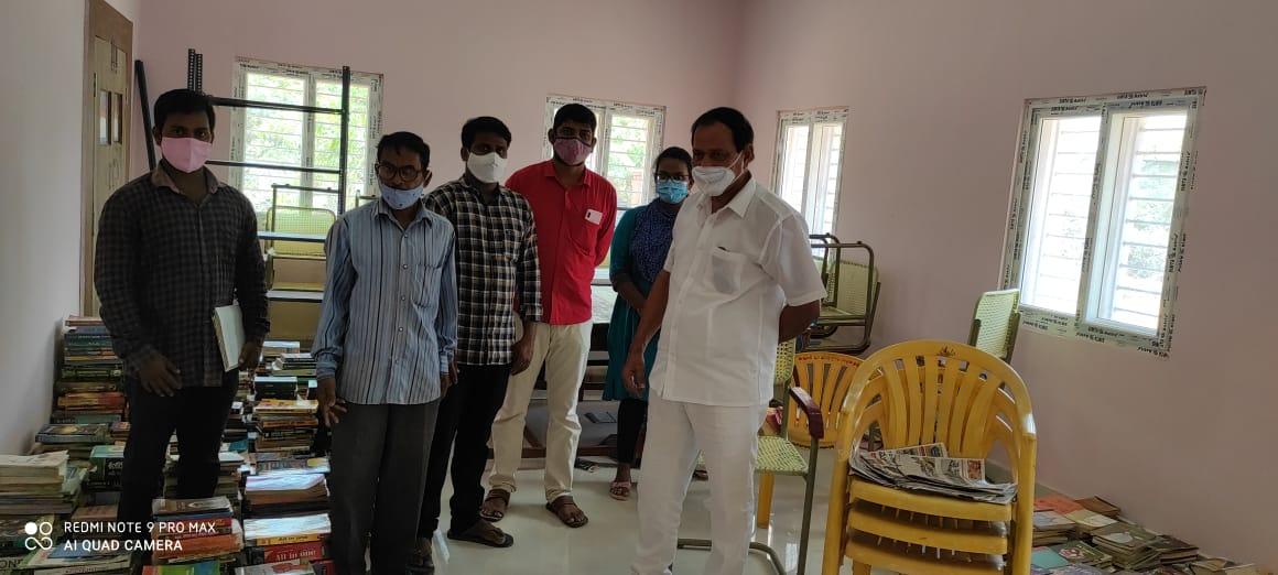 విద్యార్థులకు కావాల్సిన పుస్తకాలను అందజేస్తాం