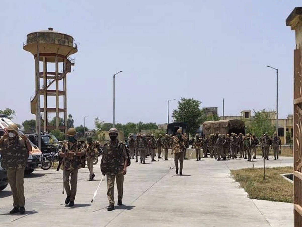 జైలులో ఖైదీల మధ్య కాల్పులు, ఇద్దరు హతం