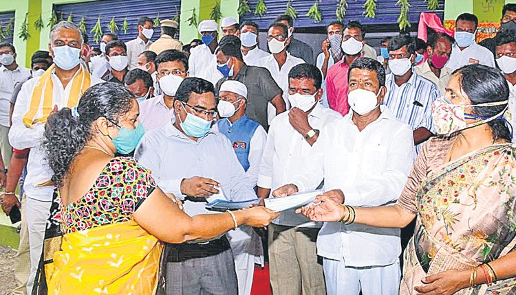 కల్యాణలక్ష్మి చెక్కులు అందజేత