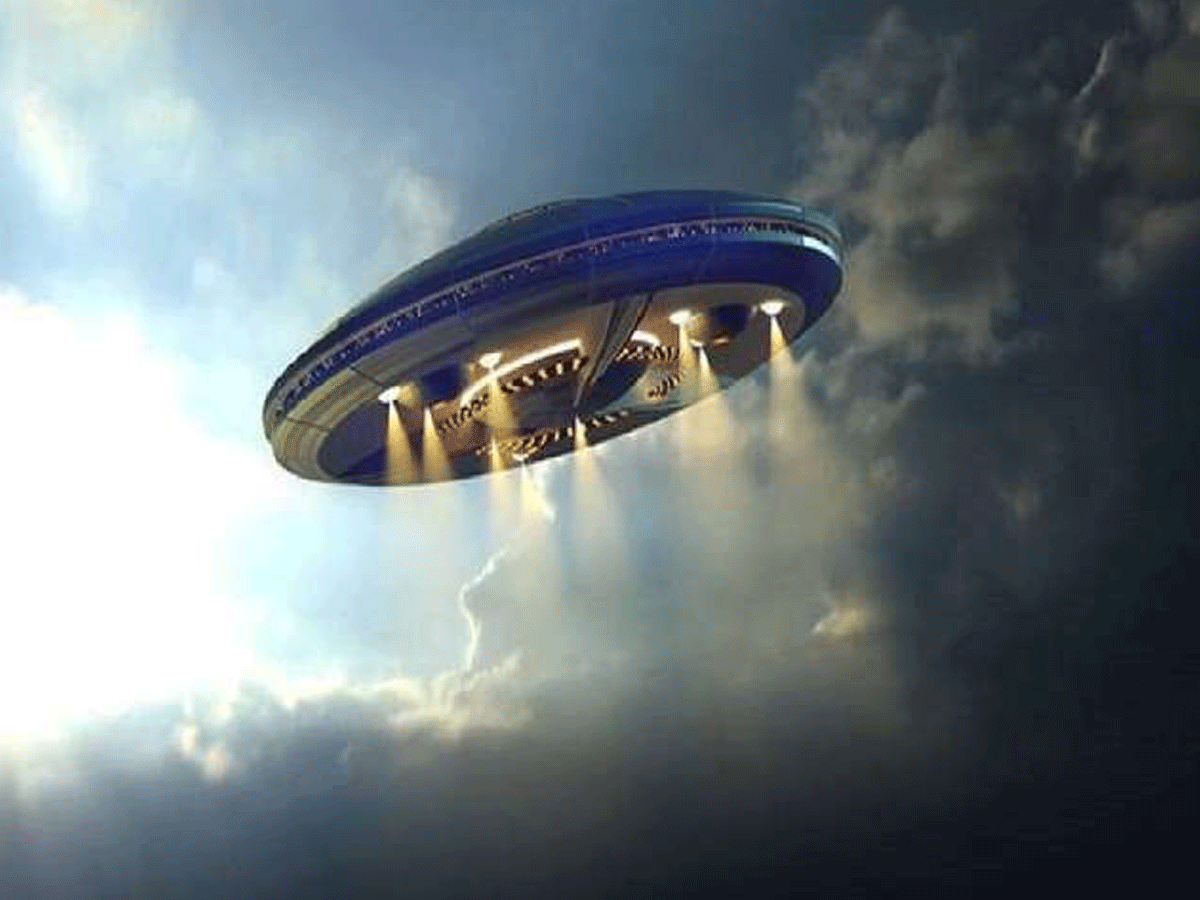 అమెరికా ఆకాశంలో గుర్తుతెలియ‌ని వ‌స్తువులు.. నిజానికి అవేంటంటే..!