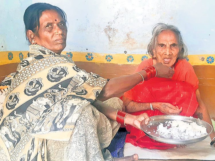 అత్తకు అమ్మలా.. అన్నీ తానై