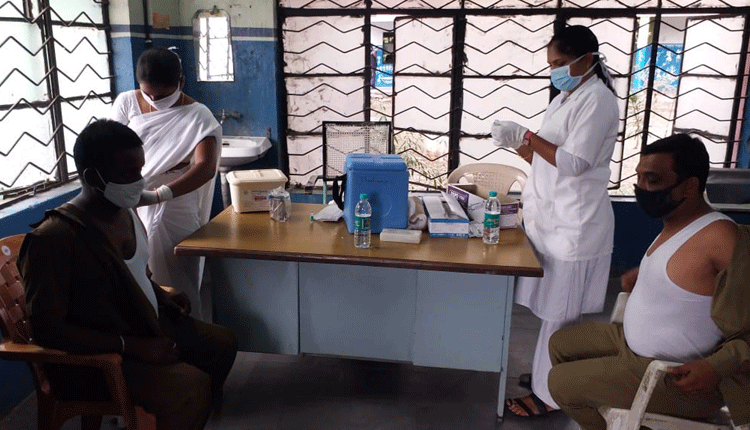 ఆర్టీసీ ఉద్యోగులకు కొనసాగుతున్న వ్యాక్సినేషన్‌