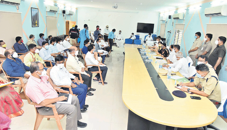 లాక్‌డౌన్‌తో కరోనా తగ్గుముఖం