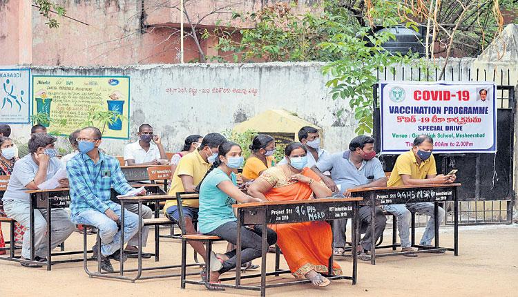 మొదలైంది టీకా.. కదిలారు చకచకా..
